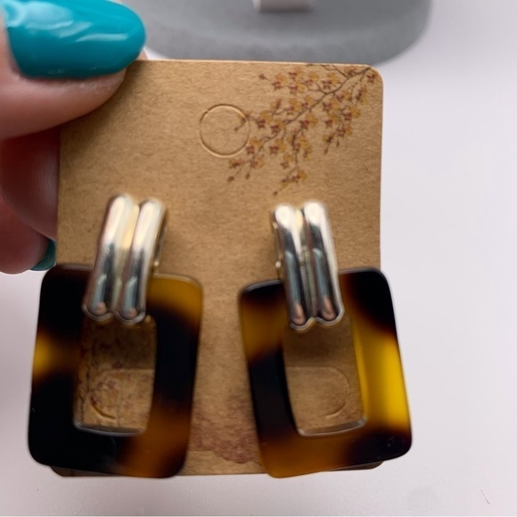 Vintage 80s Inspired Tortoiseshell Brown Square Stud Earrings - Picture 4 of 6